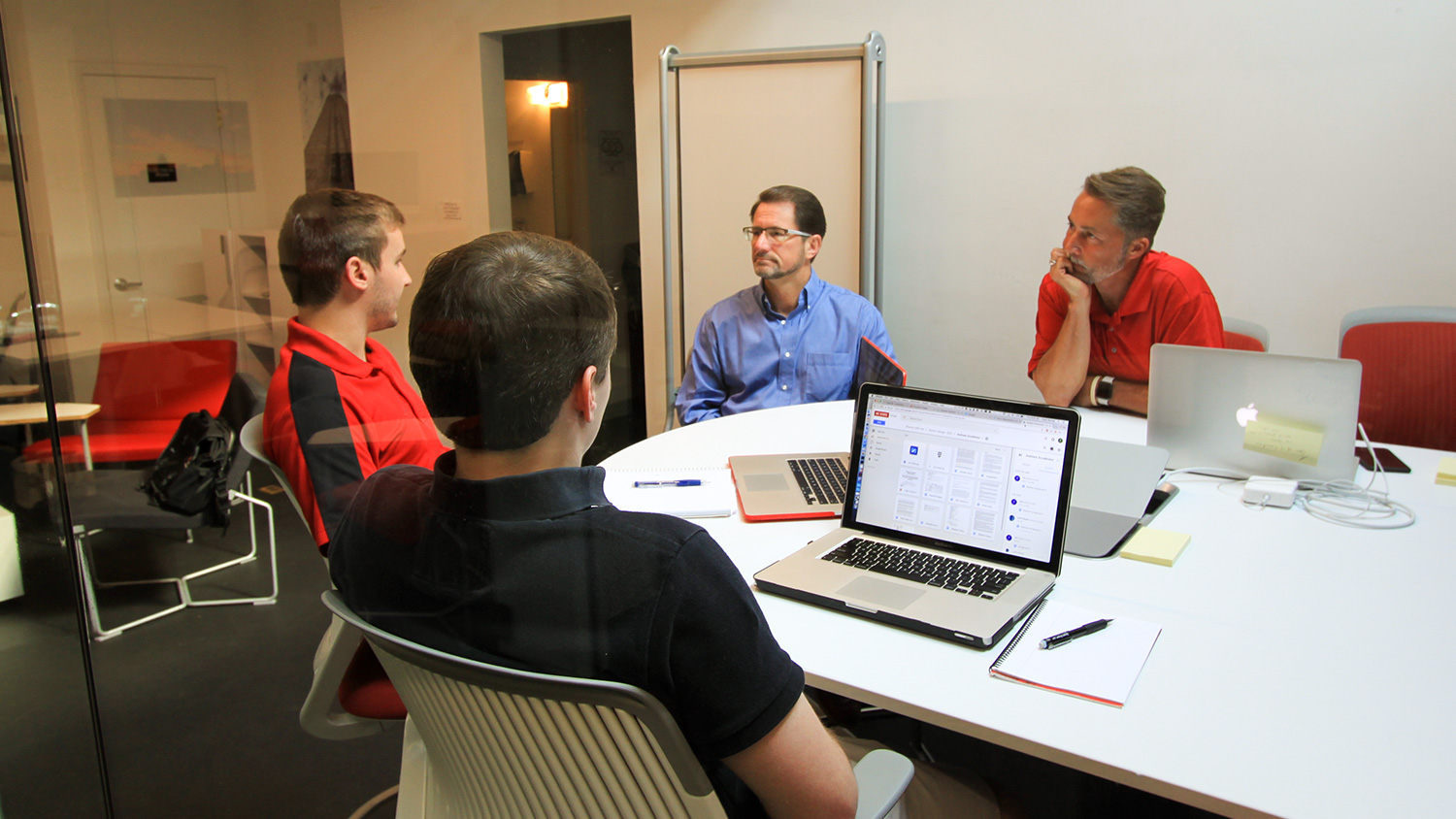 Photo of Entrepreneur in Residence Jeff Williams meets with members of the Rythcor Andrews Launch Accelerator team and Lewis Sheats, NC State Entrepreneurship Clinic director.