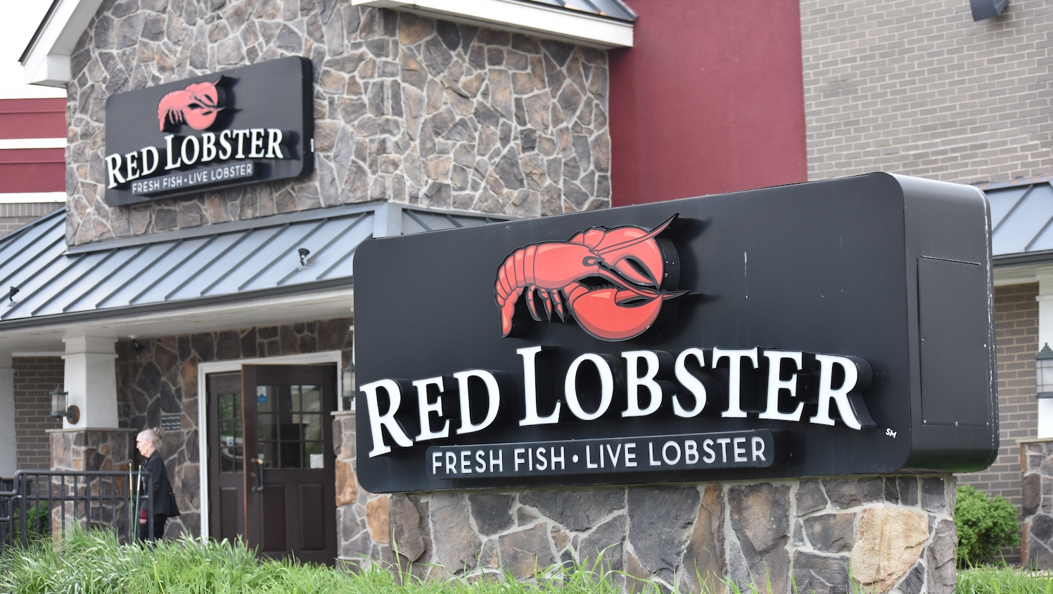 The exterior of a Red Lobster restaurant